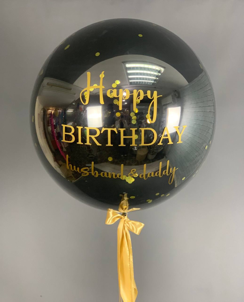 Дзеркальний гігант з написом «Happy birthday husband and daddy»