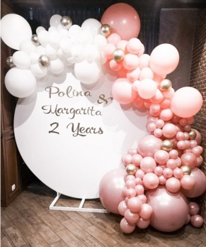 Фотозона «Polina and Margarita 2 years»